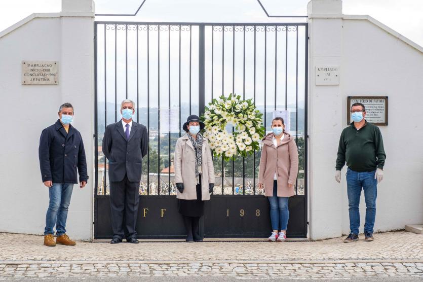 Eleitos prestam homenagem simbólica nos Cemitérios da Freguesia 